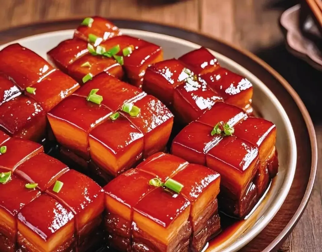 A dish of glazed Dongpo pork served in a small clay pot.